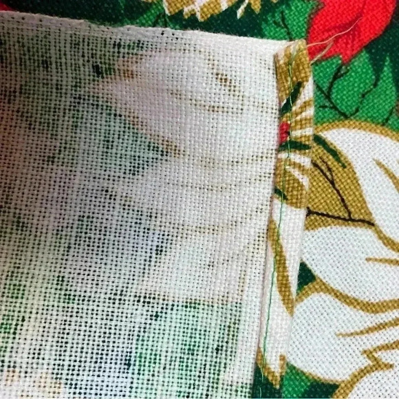 VTG Christmas Tablecloth Poinsettias Holiday Pinecone Red Green Gold 77in x 55in - Picture 5 of 5
